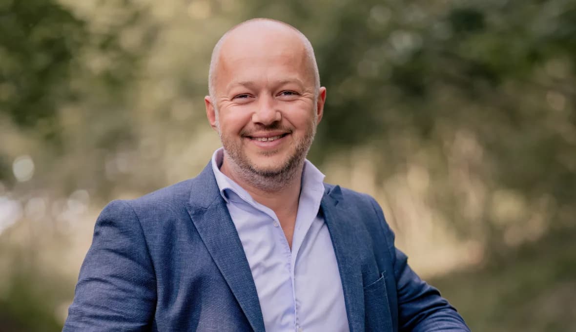 Portretfoto van Klaas Kroezen, sales trainer en auteur 
