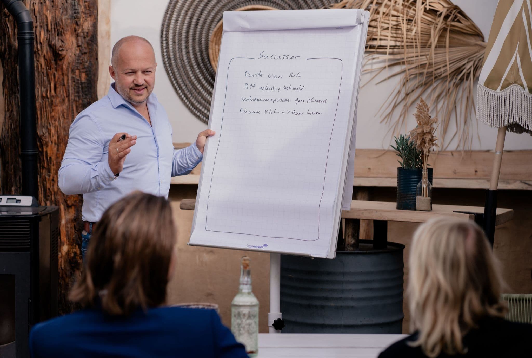 Klaas Kroezen als spreker op het podium
