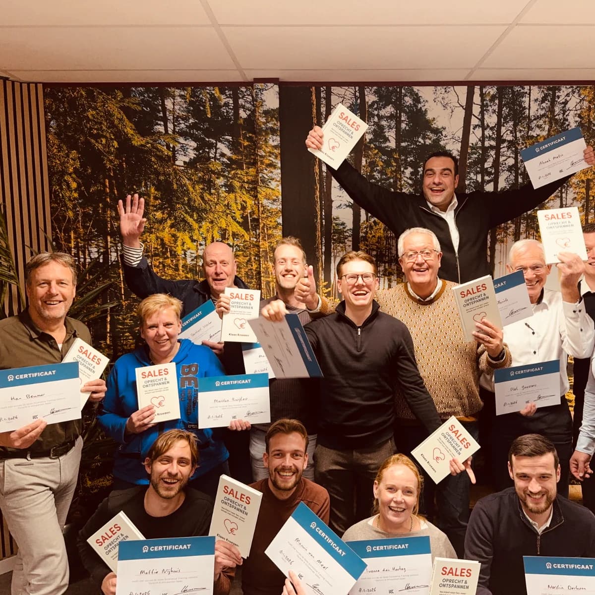 Groep deelnemers tijdens de Sales Excellence Training met certificaten