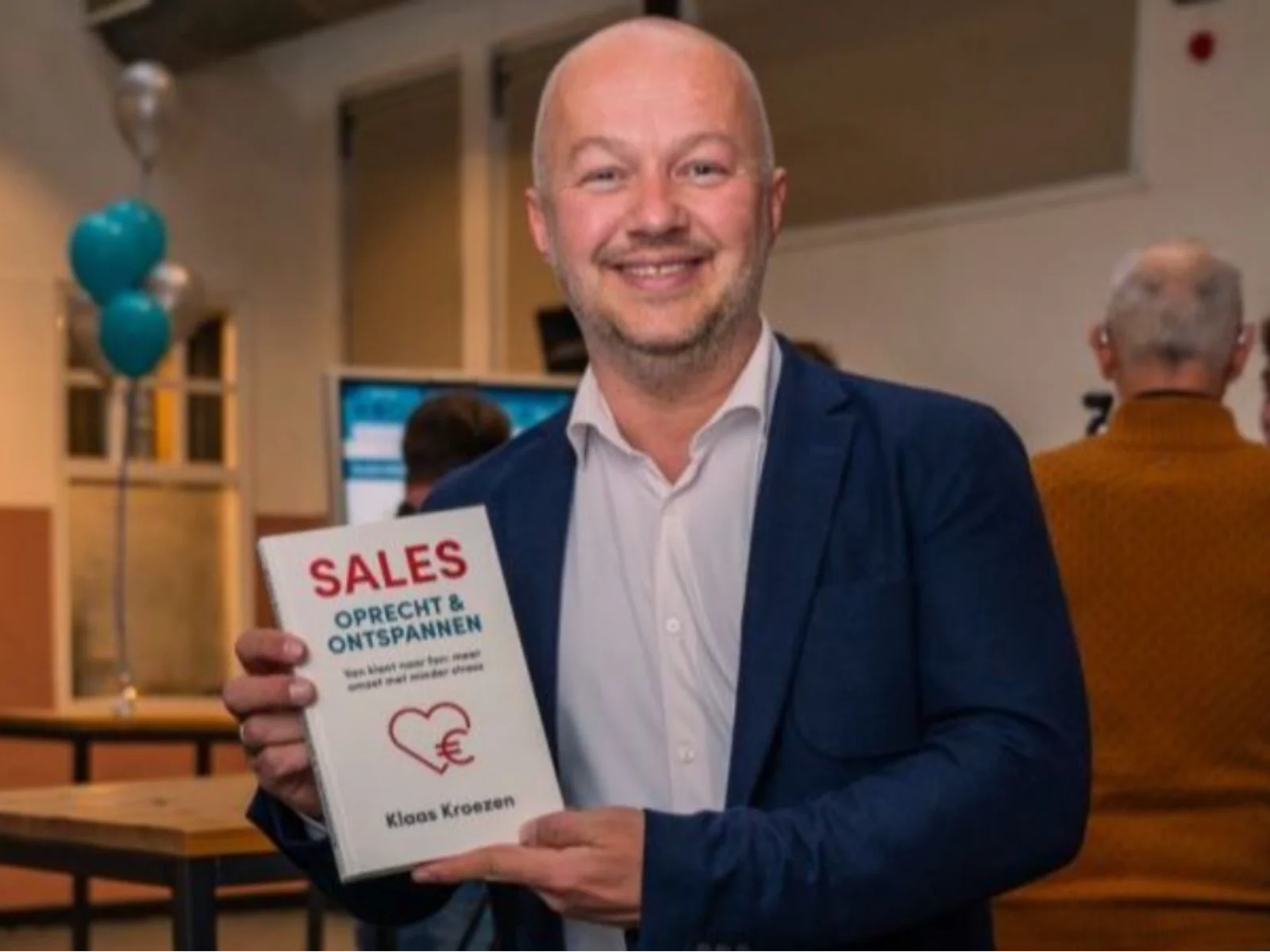 Klaas Kroezen geeft een workshop bij een flipchart