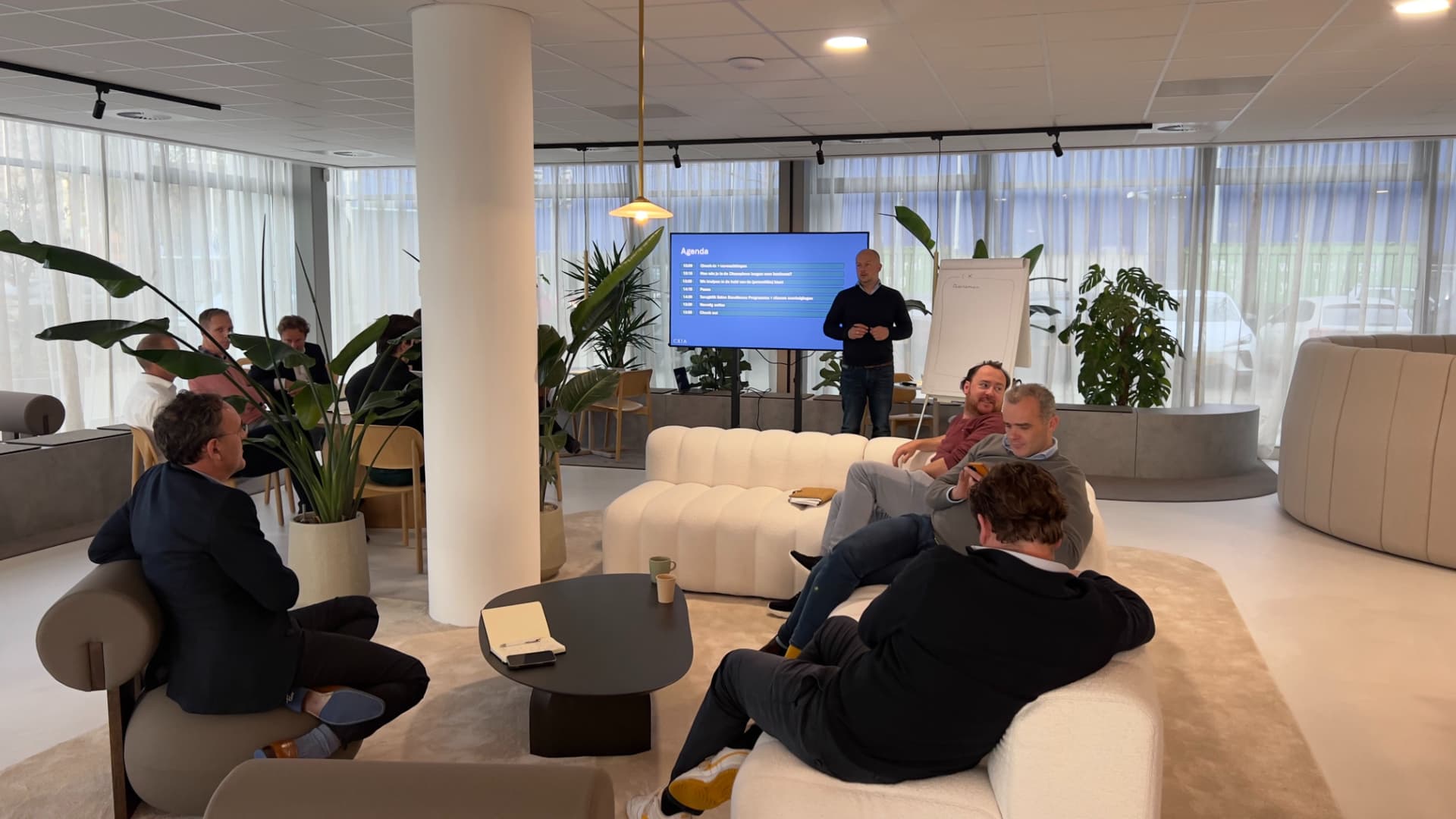 Klaas Kroezen geeft de Sales Excellence Training aan een groep professionals