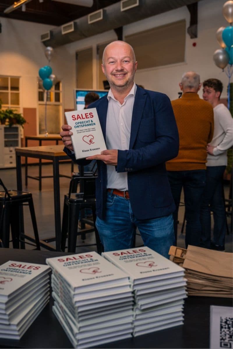 Klaas Kroezen geeft training bij een flipchart